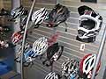 Esposizione caschi per i ciclisti